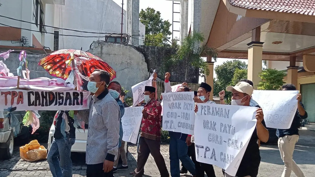 Warga Desa Candisari Kecamatan Mranggen Demak Jawa Tengah menggelar aksi teatrikal menuntut penutupan TPA di wilayahnya, Senin 7/6/2021. (Foto: Liputan6.com/Kusfitria Marstyasih)