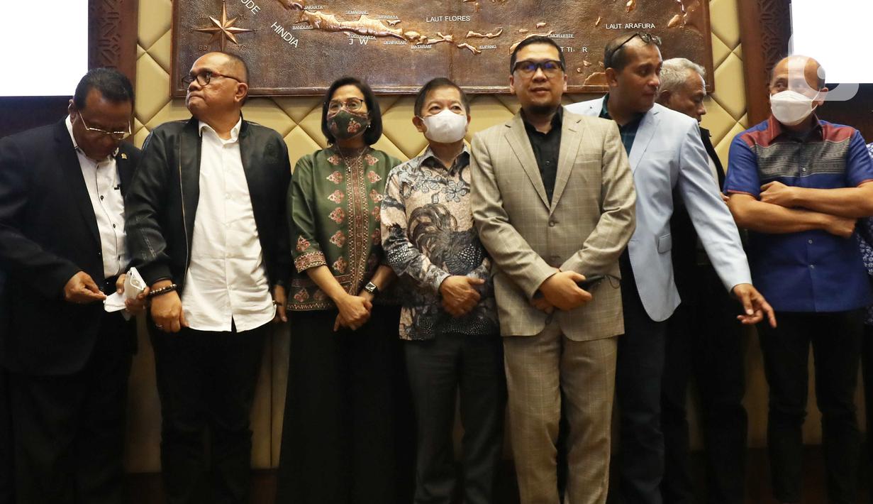 Menteri Keuangan Sri Mulyani (ketiga kiri) dan Kepala Bappenas Suharso Monoarfa (ketiga kanan) foto bersama anggota Komisi II saat rapat kerja di Kompleks Parlemen MPR/DPR-DPD, Senayan, Jakarta, Selasa (28/6/2022). Tiga DOB Papua ialah Provinsi Papua Selatan, Papua Tengah, dan Papua Pegunungan dengan ibu kota bertempat di Merauke, Nabire, dan Jayawijaya. (Liputan6.com/Angga Yuniar)