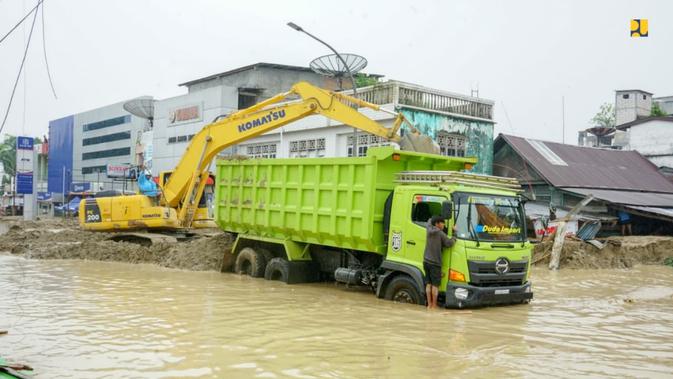 Alat Berat Dikerahkan Guna Percepat Penanganan Banjir Bandang di Sulsel. (Dok Kementerian PUPR)