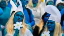 Orang-orang berpakaian seperti Smurf untuk memecahkan rekor pertemuan terbesar di dunia, di Landerneau, Prancis barat, Sabtu (7/3/2020). Acara tersebut untuk memecahkan rekor sebelumnya yang dilakukan di Jerman dengan 2.762 orang pada 2019. (Photo by Damien MEYER / AFP)