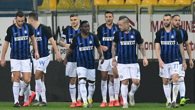 Para pemain Inter Milan merayakan kemenangan atas Parma pada laga Serie A di Stadion Ennio-Tardini, Sabtu (9/2). Inter Milan menang 1-0 atas Parma. (AFP/Miguel Medina)