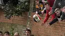 Para peserta berebut bola saat mengikuti Royal Shrovetide Football Match di Ashbourne, Derbyshire, Inggris, Selasa (5/3). Pemain yang mengikuti pertandingan ini bisa mencapai ribun. (Oli Scarff/AFP)