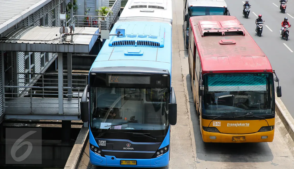 Sejumlah bus Transjakarta melintas di Halte Harmoni, Jakarta, Rabu (6/1/2016). Mulai 17 Januari mendatang, penghuni rusunawa bisa gratis naik bus Transjakarta hanya dengan menunjukan KTP sesuai domisili rusun. (Liputan6.com/Faizal Fanani)
