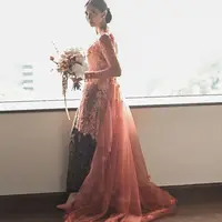 Kebaya tunangan Sheila bisa jadi inspirasi, dengan aksen pada bahu dan aksen di bagian belakang dan aksen bunga-bunga. Kebaya Dara berwarna Sedelinggam ini dipadukan dengan kain batik Sido Asih. Dok. Instagram @didietmaulana