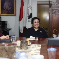 Zaskia Gotik didampingi Julia Perez memenuhi panggilan Rachmawati Soekarnoputri berkaitan kontroversi penobatannya sebagai Dokter Klinik Pancasila oleh Kementerian Pertahanan (Kemhan) beberapa waktu lalu. (Andy Masela/Bintang.com)