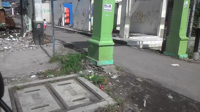 Nampak sejumlah bangunan warga di atas jalur kereta api stasiun Garut Kota, setelah proses pembongkaran yang dilakukan secara sukarela oleh warga