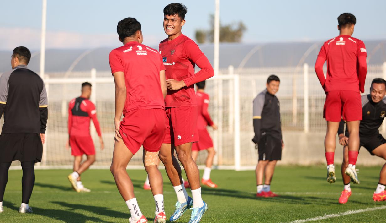 Ekspresi gembira pemain Timnas Indonesia, Ramadan Sananta (tengah) saat menjalani sesi latihan dalam program pemusatan latihan di Turki, Minggu (31/12/2023). (Dok. PSSI)
