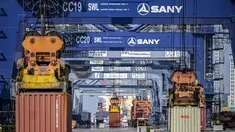 Aktivitas bongkar-muat serta pengangkutan peti kemas di Jakarta International Container Terminal, Pelabuhan Tanjung Priok, Jakarta pada 7 Juli 2025. (Bay ISMOYO/AFP)