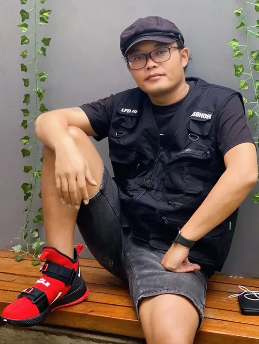 "Yah senang, bangga (melihat kesuksesan Iki). Menyangka, karena ketahuan dari pola pikirnya, menyiapkan segala sesuatunya nggak terlalu terburu-buru, mateng, selalu membuat strategi, yang lainnya ok lah," tutur Sule di Kapten Tendean, Jakarta Selatan. (Instagram/ferdinandsule)