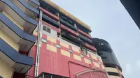 Damkar lakukan pendinginan usai kebakaran Glodok Plaza, Mangga Besar, Jakarta Barat. (Winda Nelfira/Liputan6.com).
