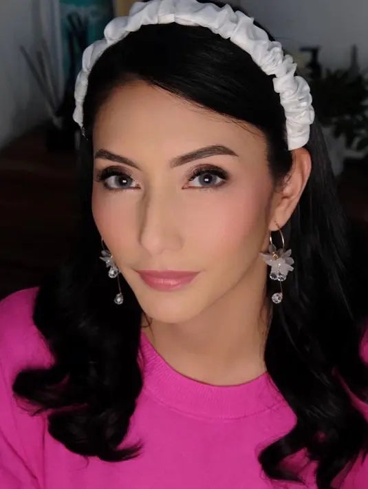 Di kesehariannya, Tyas Mirasih lebih tampil simple namun tetap stylish. Aksesoris bandan bentuk mutiara yang dipakai pemain film Air Terjun Pengantin ini pun memberikan kesan unik dan menawan.(Liputan6.com/IG/@tyasmirasih)