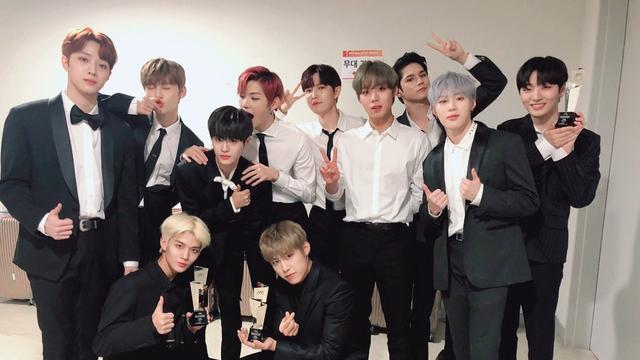 Wanna One dan piala AAA 2018 yang mereka raih (Soompi)