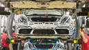 Sejumlah mobil Porsche hampir selesai dirakit di pabrik Porsche di Stuttgart, Jerman (26/1). Pemasukan Porsche tahun 2016 meningkat 14 persen menjadi 3,9 miliar euro dengan hasil penjualan mencapai 237.778 unit kendaraan. (AFP Photo/Thomas Kienzle)