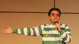Selain film dan musik, pria berusia 27 tahun ini juga kerap menghibur publik dengan stand up comedy. Bahkan, saat stand up comedy pun Joshua mengenakan jersey klasik milik Persebaya Surabaya. Jersey tersebut dikenakan Bajul Ijo pada musim 2013. (Liputan6.com/IG/@jojosuherman)