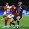 Bek Arsenal asal Prancis William Saliba (kiri) berebut bola dengan gelandang Paris Saint-Germain asal Spanyol Fabian Ruiz (kanan) selama pertandingan sepak bola leg kedua semifinal Liga Champions UEFA antara Paris Saint-Germain (PSG) dan Arsenal di stadion Parc des Princes di Paris, pada 7 Mei 2025.Thomas SAMSON / AFP
