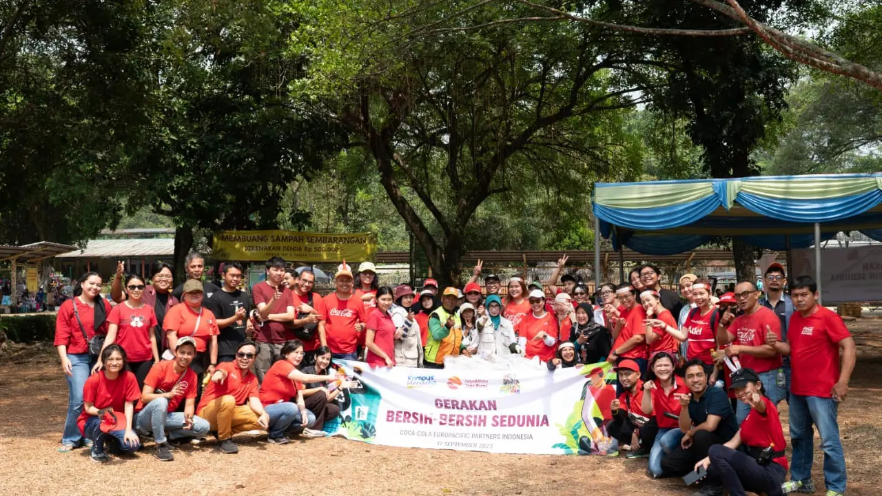Coca-Cola Europacific Partners Indonesia (CCEP Indonesia) mengadakan gerakan bersih-bersih serentak di 10 kota yang melibatkan lebih dari 1.000 partisipan, termasuk karyawan, komunitas, serta pemerintah daerah (pemda).