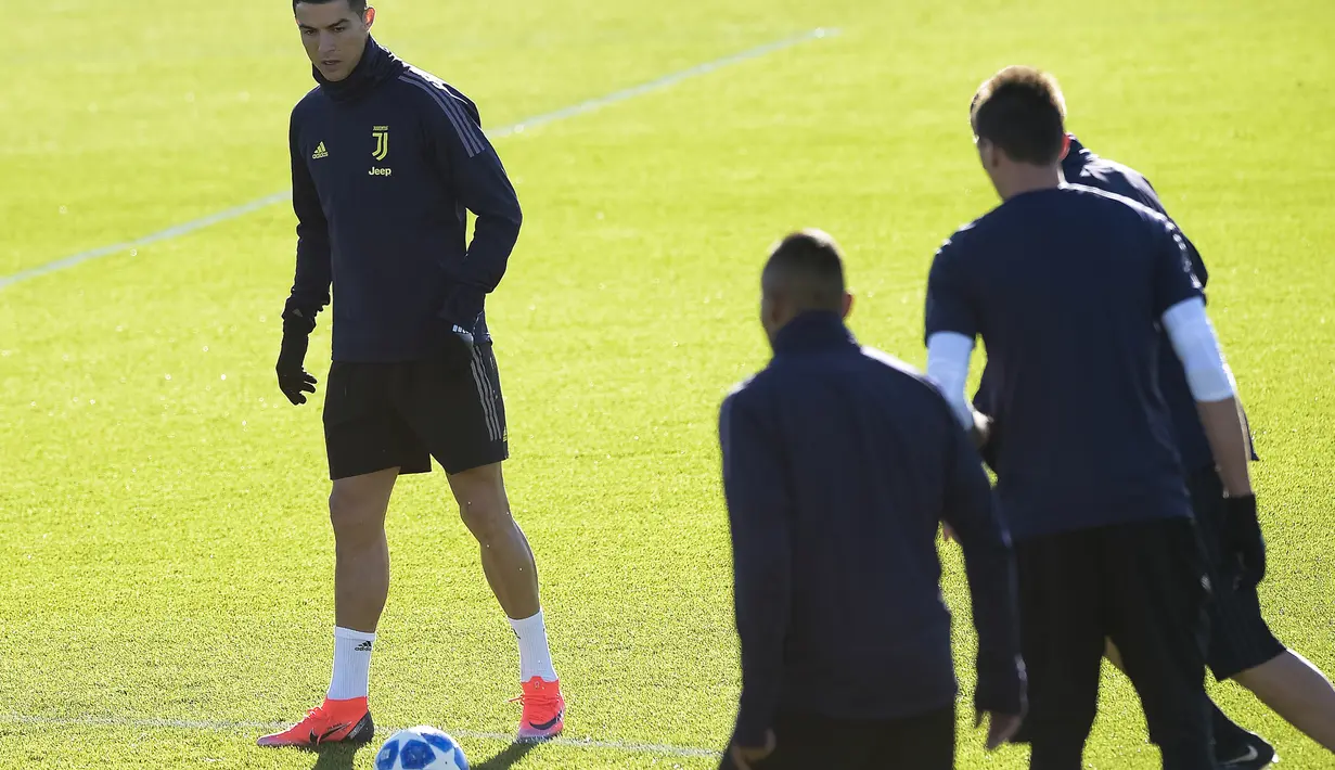 Ekspresi Ronaldo saat melakukan latihan jelang laga lanjutan grup H Liga Champions yang berlangsung di stadion Stade de Suisse, kamis (13/12). Juventus akan berhadapan dengan tuan rumah Young Boys. (AFP/Marco Bertorello)