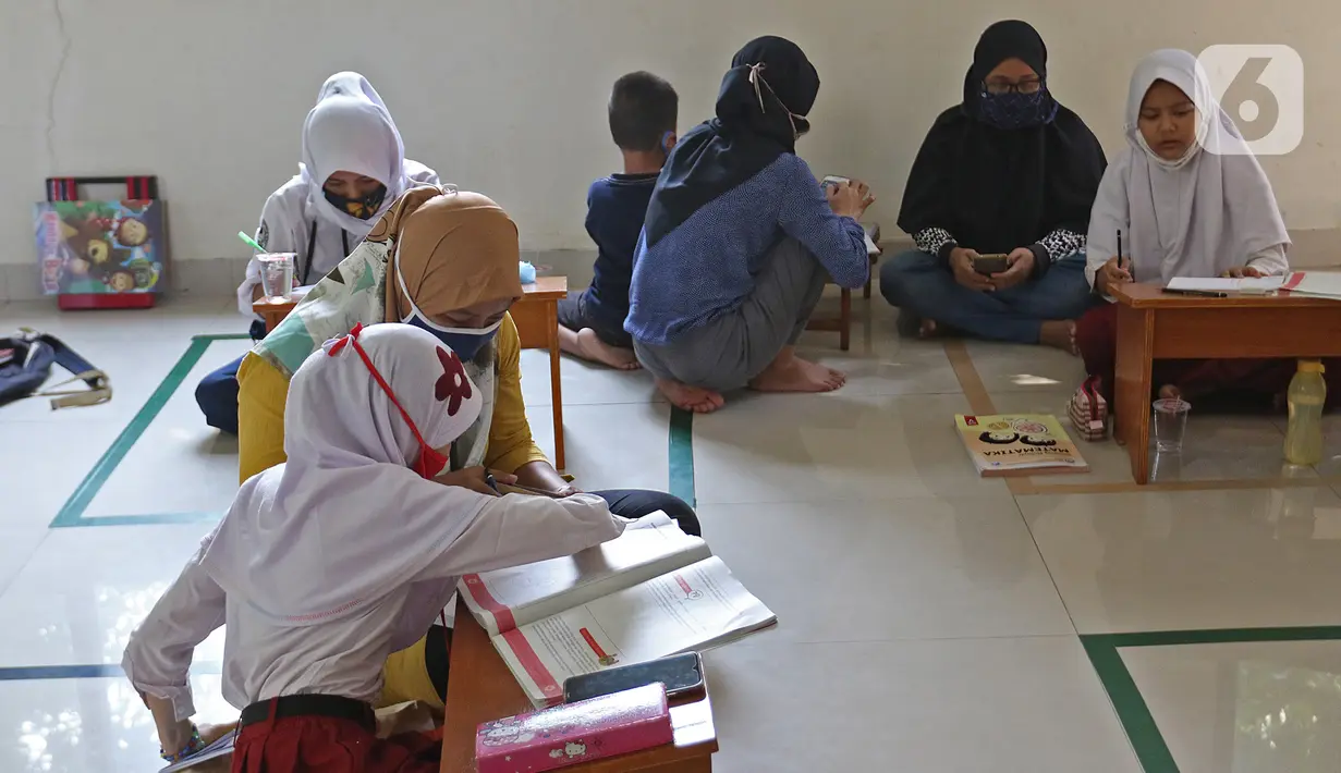 Sejumlah siswa belajar di Aula Kelurahan Jatirahayu, Bekasi, Jawa Barat, Rabu (29/7/2020). Pemerintah Kota Bekasi melalui Kelurahan Jatirahayu menyediakan fasilitas wifi gratis bagi siswa yang terkendala kuota internet dalam kegiatan belajar secara daring. (Liputan6.com/Herman Zakharia)