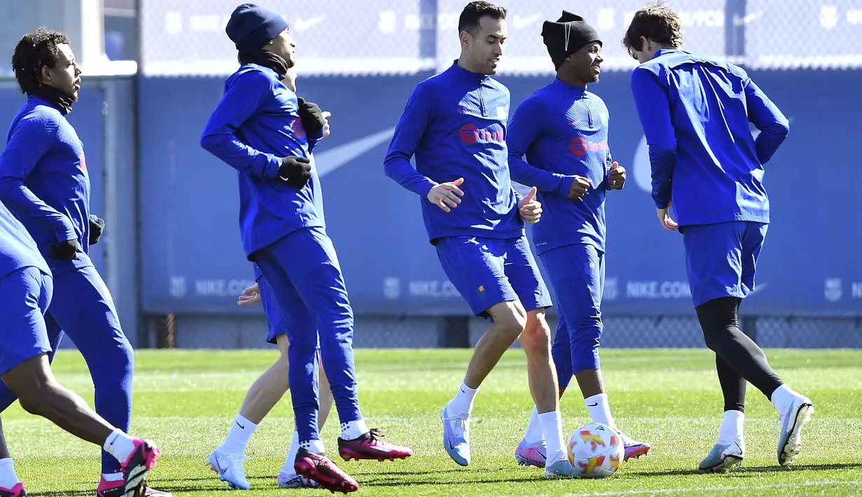 Gelandang Barcelona Sergio Busquets (ketiga kanan), penyerang Ansu Fati (kedua kanan) dan rekan satu timnya menghadiri sesi latihan pada malam semifinal Copa del Rey melawan Real Madrid, di tempat latihan Joan Gamper di Sant Joan Despi, Rabu (1/3/2023). Barcelona sedang memimpin klasemen La Liga dengan keunggulan 7 poin dari Real Madrid yang berada di peringkat kedua setelah 23 pertandingan. (Pau BARRENA / AFP)
