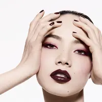 Chanel resmi mengumumkan Nana Komatsu sebagai Beauty Ambassador terbaru, menghadirkan babak baru dalam hubungan panjang antara sang aktris Jepang dengan rumah mode legendaris tersebut. (foto/dok: chanel)