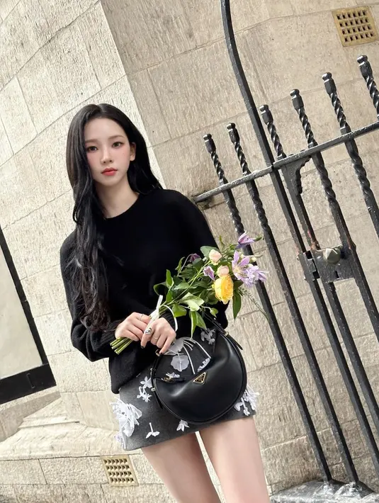 Gaya feminin satu ini cocok untuk sambut musim semi. Karina memadukan sweater hitamnya dengan mini skirt berhiaskan bordiran bunga.  [@katarinabluu]