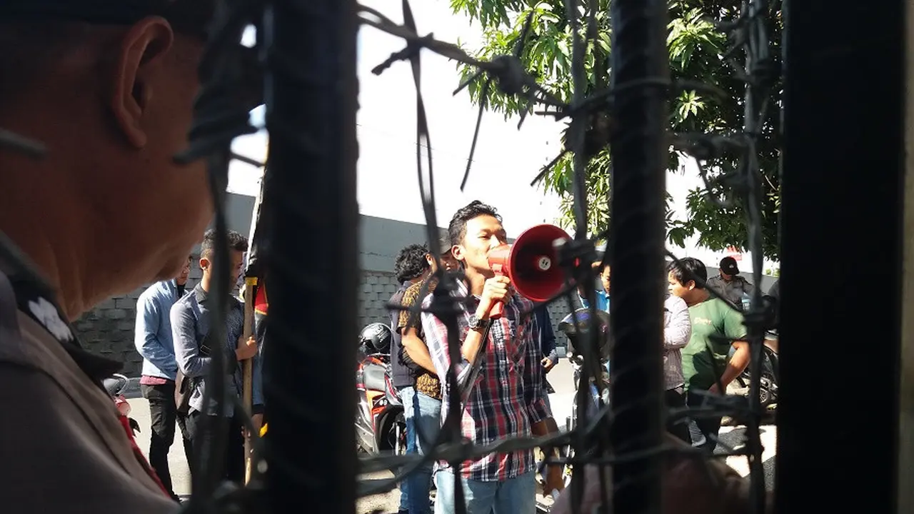 Mahasiswa berunjuk rasa mendesak Kejari Palopo segera mengeksekusi terpidana korupsi kredit fiktif BPD Palopo, Irianwati (Liputan6.com/ Eka Hakim)