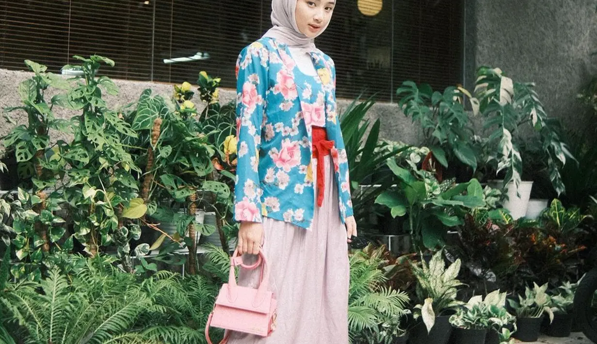 Ansellma Putri, alumnus SMA Taruna Bakti Bandung yang baru lulus 2020 ini penampilannya selalu curi perhatian. Seperti saat ia tampil memesona dengan memakai hijab dan berkebaya. Dengan kebaya, penampilan Ansellma Putri semakin memesona para penggemarnya. (Liputan6.com/IG/@ansellmaputri)