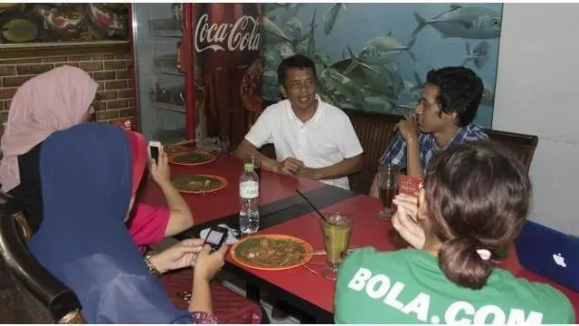 Jafri Sastra Santap Sate Padang Ajo Ramon Bareng Bola.com