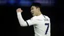 Gelandang Tottenham, Son Heung-min, merayakan gol yang dicetaknya ke gawang Norwich pada laga Premier League di Stadion Tottenham, London, Rabu (23/1). Tottenham menang 2-0 atas Norwich. (AP/Matt Dunham)