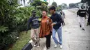 Seorang perempuan diselamatkan pendemo saat pengunjuk rasa terlibat bentrok dengan polisi di kawasan Patung Kuda, Jakarta, Selasa (13/10/2020). Perempuan tersebut terjebak saat unjuk rasa menolak Omnibus Law Undang-Undang Cipta Kerja ricuh. (Liputan6.com/Faizal Fanani)