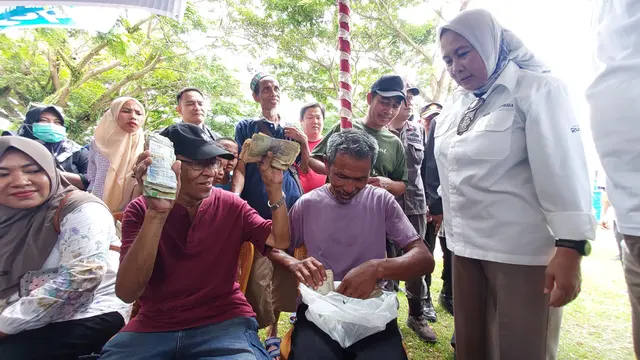 Potret di Timur Indonesia: Tukar Uang Masyarakat Senang