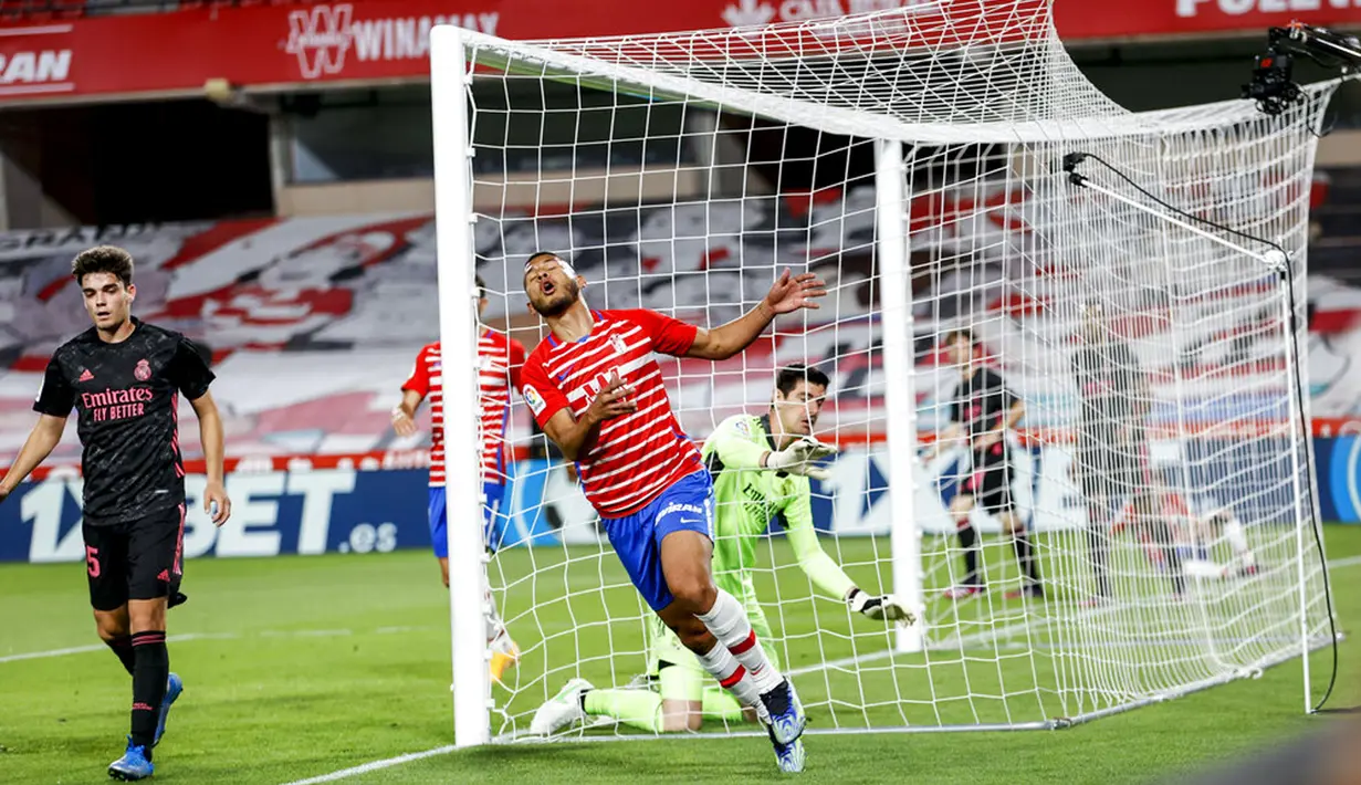 Pemain Granada Luis Suarez bereaksi setelah kehilangan kesempatan saat melawan Real Madrid pada pertandingan La Liga di Stadion Los Carmenes, Granada, Spanyol, Kamis (13/5/2021). Real Madrid menang telak 4-1 atas Granada. (AP Photo/Fermin Rodriguez)