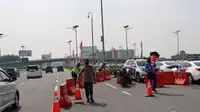 Satuan Lalu Lintas (Sat Lantas) Polres Kota Bandara Soekarno-Hatta melakukan rekayasa arus lalu-lintas di Jalan Raya Bandara Internasional Soekarno-Hatta (Soetta), Sabtu (4/6/2022).