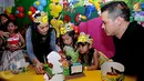 Mikhaela ditemani kedua orangtuanya meniup lilin ulang tahun (Liputan6.com/Rini Suhartini).