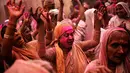 Para janda dengan berlumuran serbuk menari menikmati perayaan Holi di sebuah kuil di Vrindavan, Uttar Pradesh, India (21/3). Holi merupakan salah satu festival perayaan awal musim semi terbesar di India. (REUTERS/Anindito Mukherjee)
