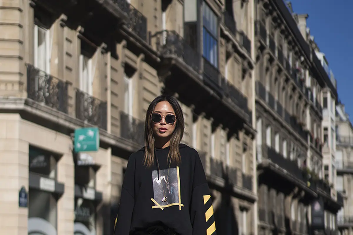Untuk Outfit Malam Minggu, Ini 5 Tips Pakai Patent Leather Skirt