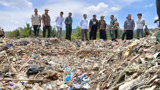 Forum Komunikasi Pimpinan Daerah (Forkopimda) Kabupaten Sukabumi lakukan peninjauan pantai Cibutun Loji (Liputan6.com/Istimewa)
