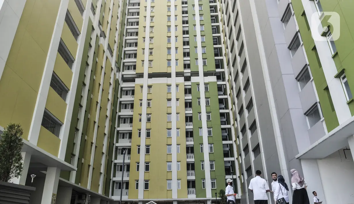 Pengelola meninjau Rusun Pasar Rumput, Jakarta, Senin (27/7/2020). Perumda Pasar Jaya dan Pemprov DKI masih menggodok alokasi penerima manfaat Rusun tersebut, termasuk konsep kepemilikan apakah menjadi rusunawa atau milik rusunami diharapkan diputuskan Oktober 2020. (merdeka.com/Iqbal S. Nugroho)