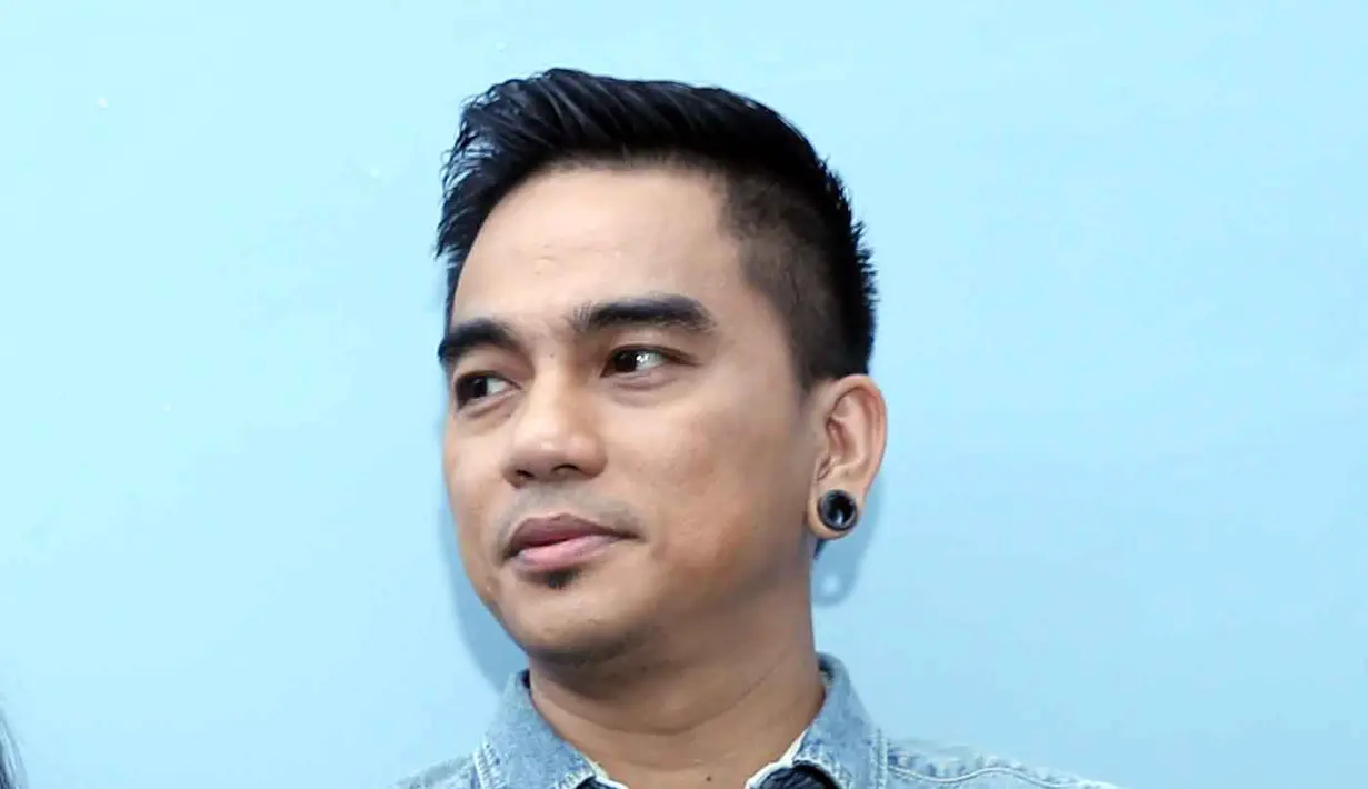 Sebagai sahabat, gitaris ungu ini berharap agar memberikan waktu untuk menyesuaikan profesi barunya tersebut. (Nurwahyunan/Bintang.com)