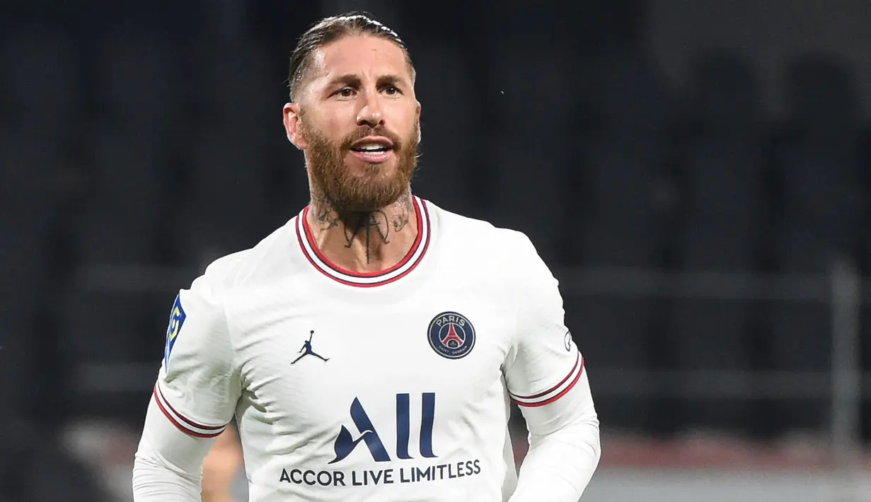 <p>Sebelum berlabuh ke Paris Saint-Germain, Sergio Ramos merupakan bagian penting dari skuat Real Madrid. Di ajang Liga Champions, ia tercatat telah menyumbangkan empat trofi untuk Los Blancos. Ramos juga menjadi salah satu pemain dengan penampilan terbanyak di babak semifinal shang tersebut dengan mengoleksi 16 penampilan. (AFP/Jean-Francois Monier)</p>