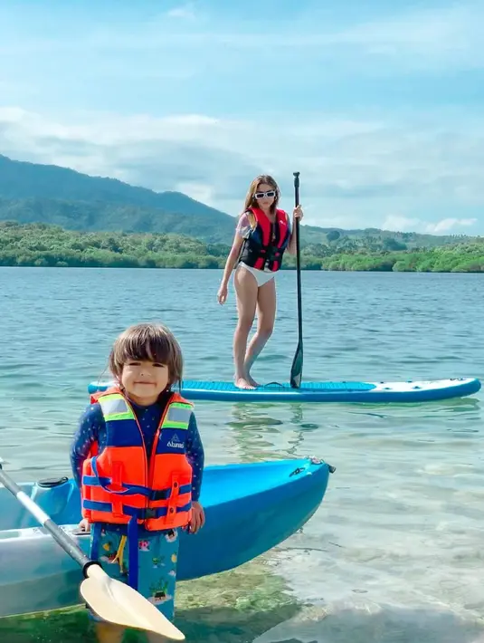 Tak menceritakan perkataan El yang sesungguhnya, namun Jessica mengakui ucapan anaknya yang masih berusia enam tahun itu cukup membuka matanya. Pada intinya, El menyampaikan kalau menjalani kehidupan ini sangat lah sederhana.  (Instagram/inijedar)