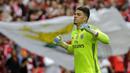 Kiper Benfica, Ederson Moraes, saat tampil melawan Victoria SC pada laga Liga Portugal di Stadion Luz, Lisbon, Sabtu (13/5/2017). (AFP/Jose Manuel Ribeiro)