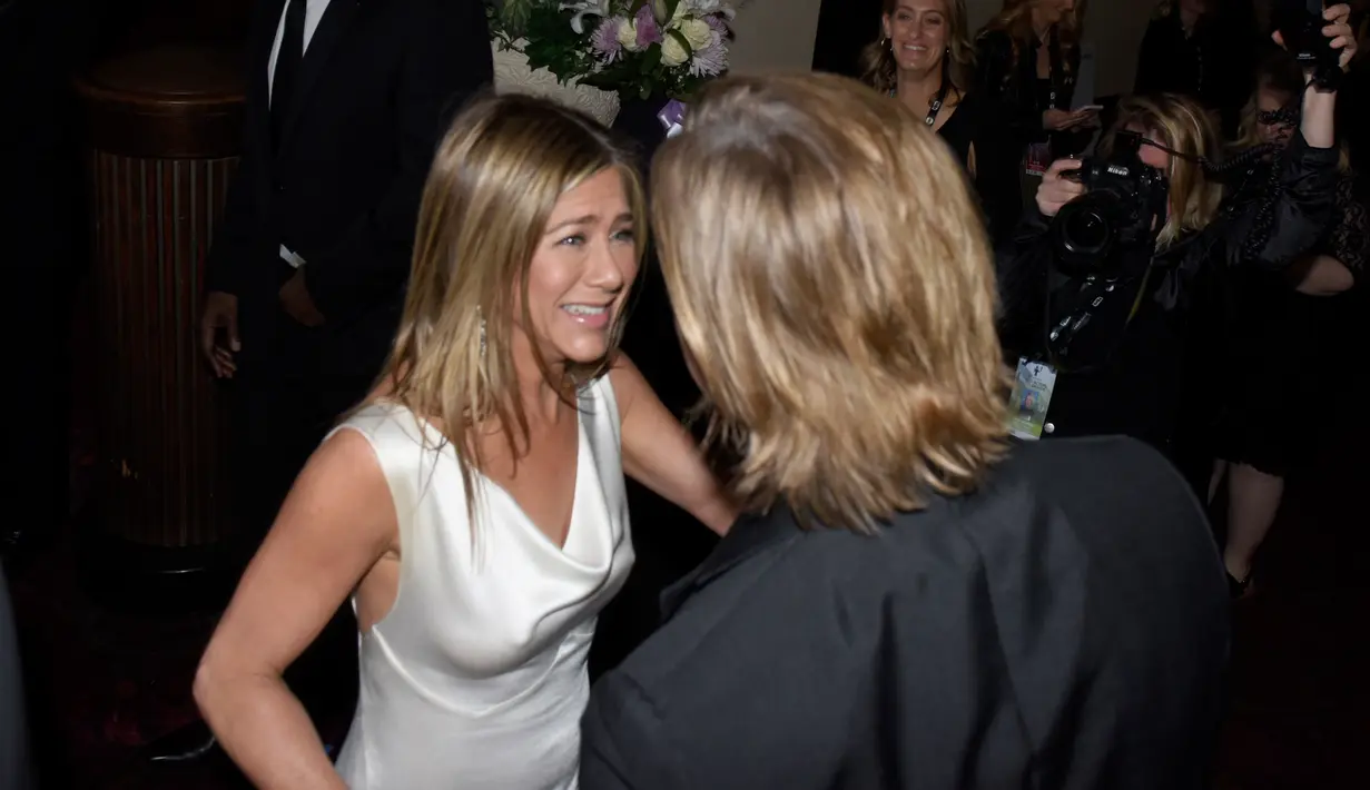 Brad Pitt dan Jennifer Aniston saling menyapa pada SAG Awards 2020 di Shrine Auditorium Los Angeles, Minggu (19/1/2020). Brad Pitt dan Jennifer Aniston terlihat berinteraksi di hadapan kamera awak media untuk pertama kalinya sejak bercerai pada 2005 lalu. (Vivien Best/Getty Images for SAG-AFTRA/AFP)