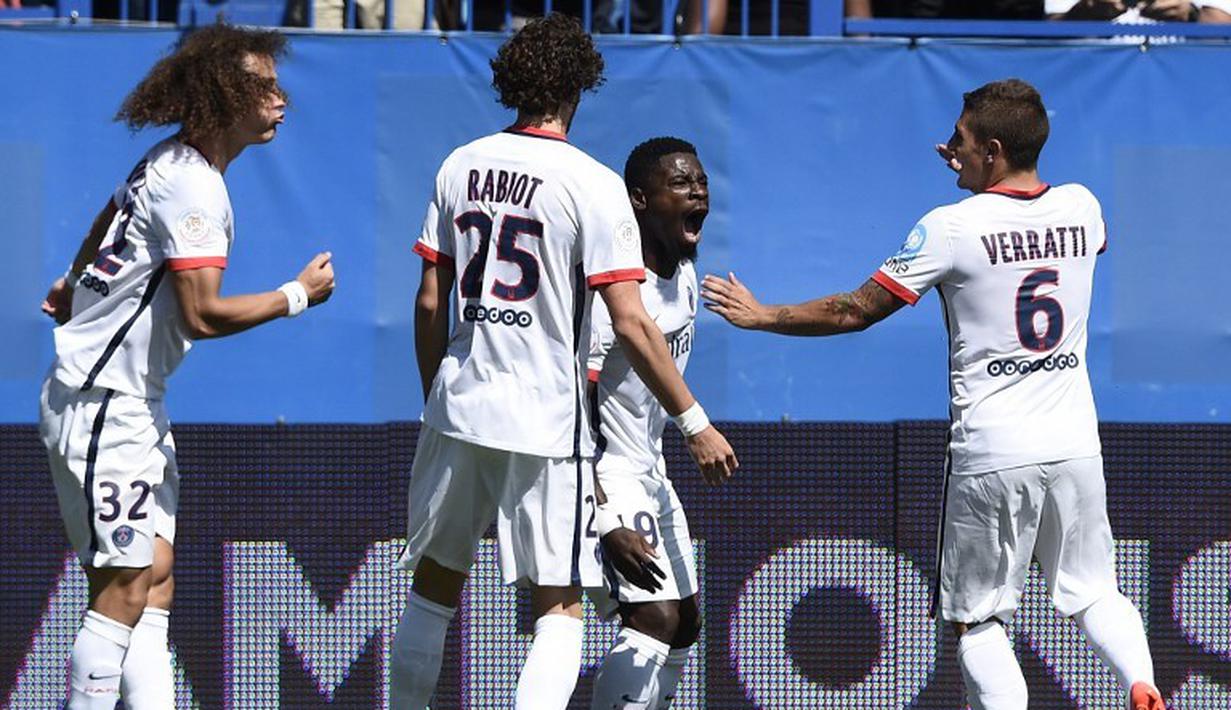 Pemain PSG, Serge Aurier merayakan gol yang dicetaknya ke gawang Lyon dalam final Piala Super Prancis 2015 di Stadion Stade Saputo, Montreal, Minggu (2/8/2015) dini hari WIB. (AFP Photo/Franck Fife)