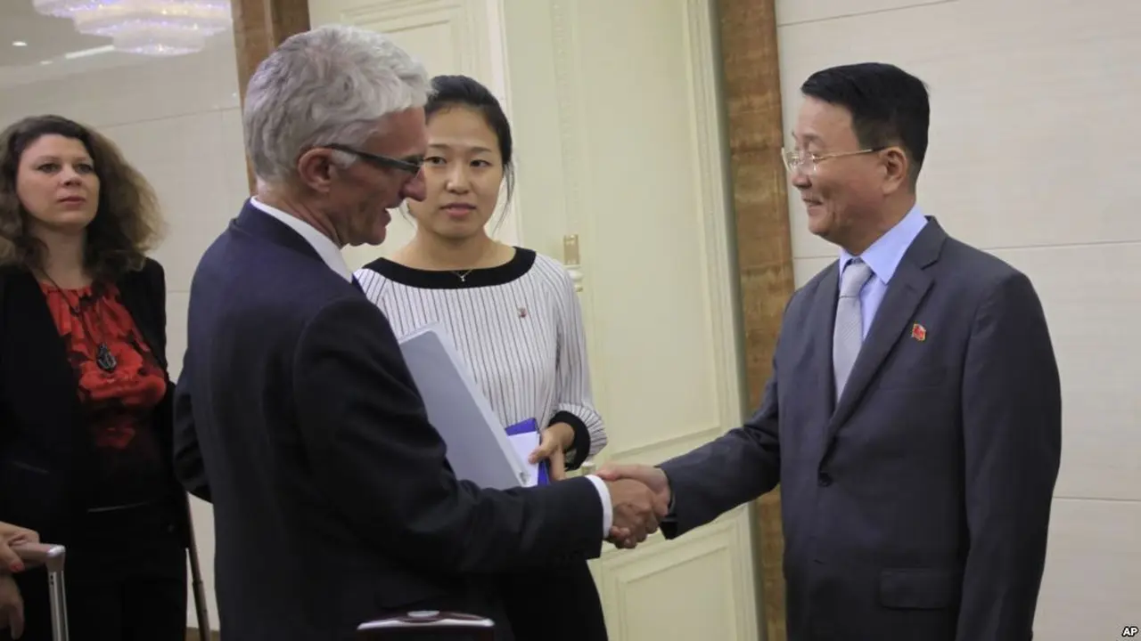 Mark Andrew Lowcock, Wakil Sekretaris Jenderal PBB untuk Masalah kemanusiaan dan rombongan, tiba di Bandara Pyongyang, Senin, 9 Juli 2018 (AP)