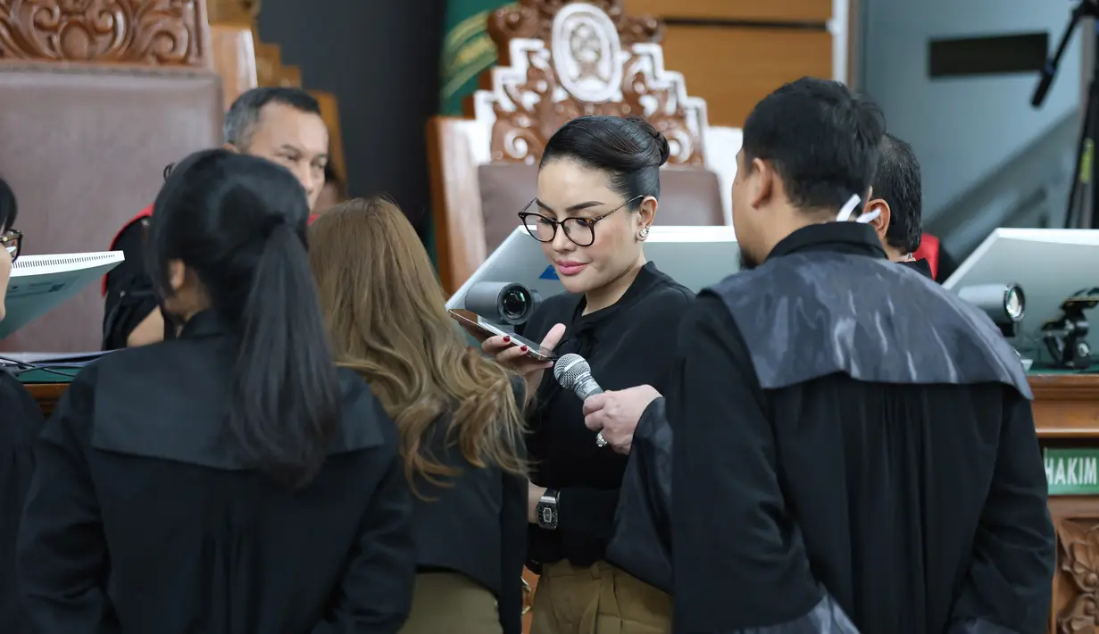 Nikita Mirzani didakwa dengan Pasal 27B ayat (2) UU ITE, Pasal 369 KUHP tentang pemerasan, serta Pasal 3, 4, dan 5 UU TPPU. (Kapanlagi.com/Budy Santoso)