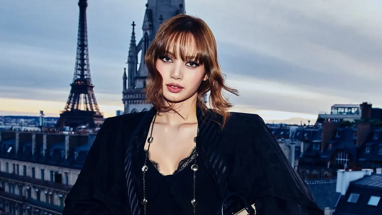 Lebih Mahal dari Labubu, Lisa BLACKPINK Jinjing Bag Charm Rp43 Jutaan di Paris Fashion Week 2025