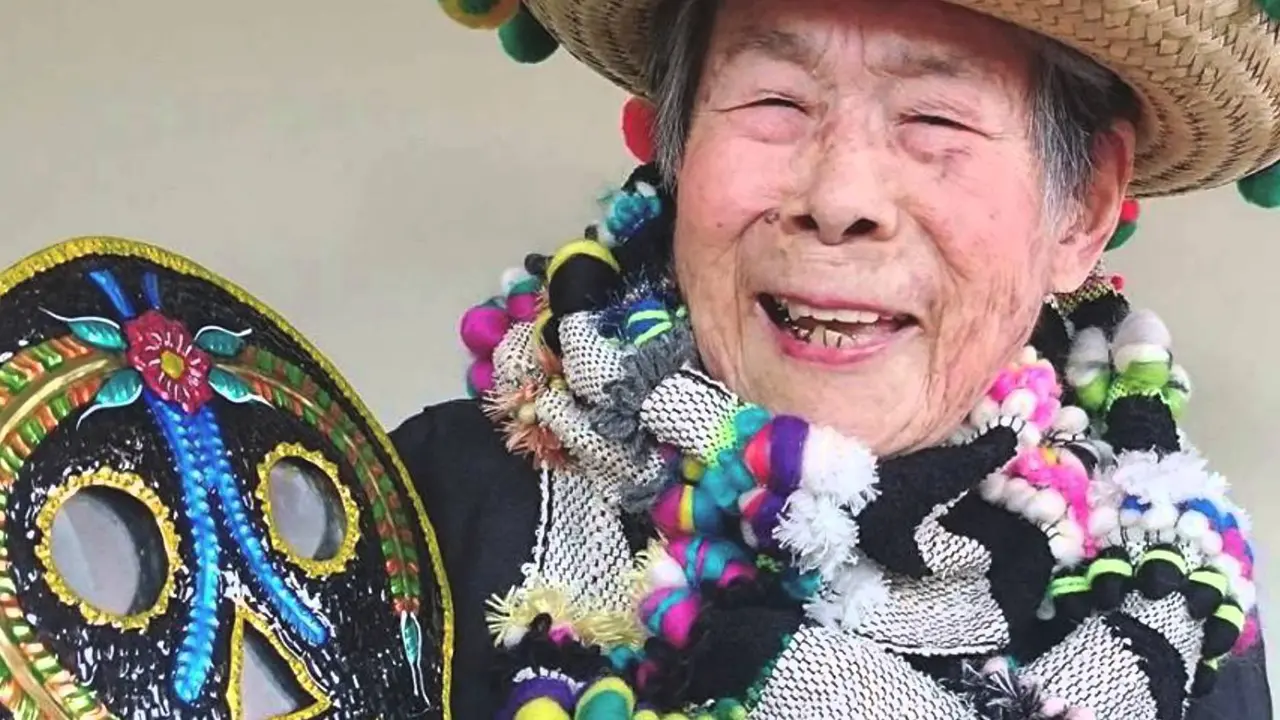 Super Lucu, Nenek Ini Jadi Model Baju Rajut Cucunya