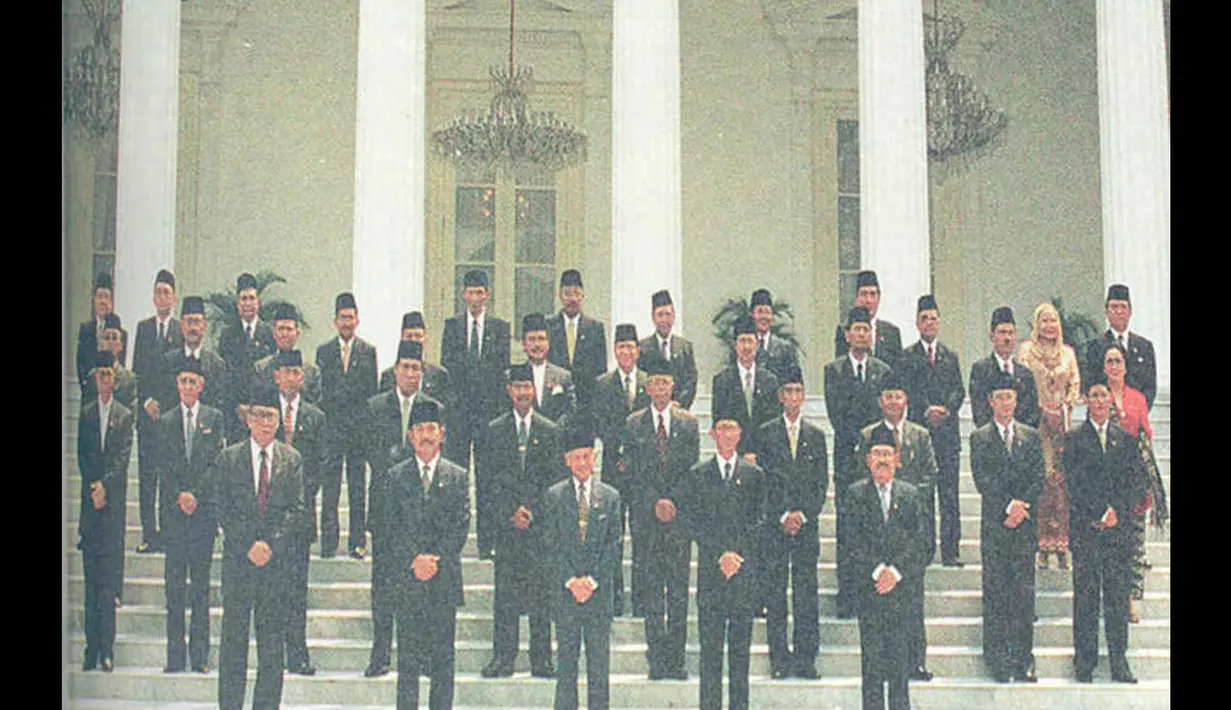 23 Mei 1998, BJ Habibie melantik menteri-menteri pilihannya yang diberi nama Kabinet Reformasi Pembangunan. (Istimewa)
