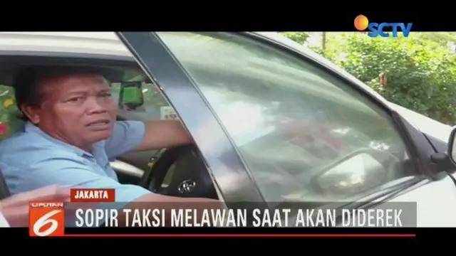 Tidak merasa parkir sembarangan, sopir taksi ini menolak dan melawan saat akan diamankan Sudin Perhubungan Jakarta Barat yang tengah menggelar razia parkir liar.